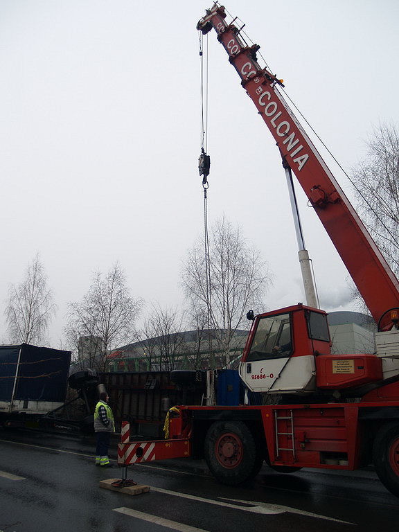 LKW Anhaenger umgekippt Koeln Niehl Geestemuenderstr Industriestr P24.JPG